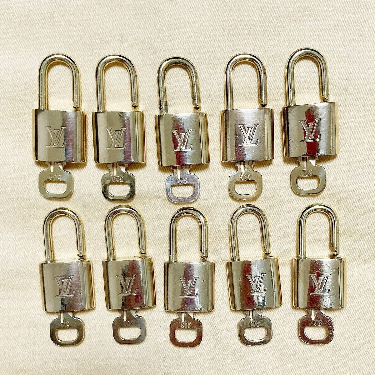 LOUIS VUITTON LV 10 SET PADLOCK KEY BAG CHARM CADENA GOLD PLATED FRANCE 65PDA036