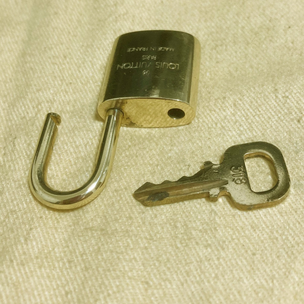 LOUIS VUITTON LV 10 SET PADLOCK KEY CHARM CADENA GOLD-PLATED FRANCE 62PDA312