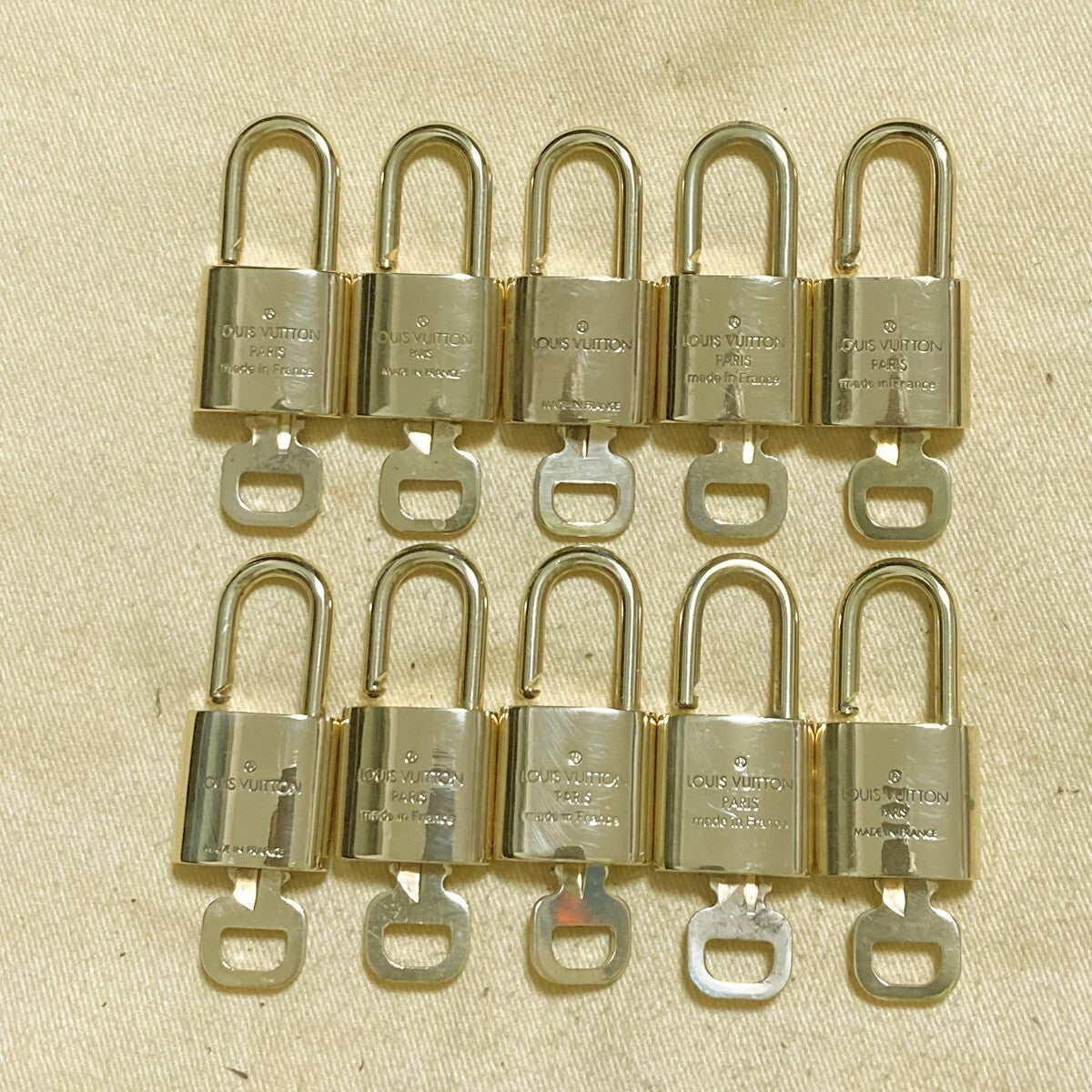 LOUIS VUITTON LV 10 SET PADLOCK KEY CHARM CADENA GOLD-PLATED FRANCE 61PDA220