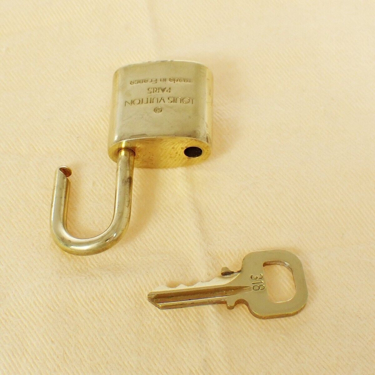 LOUIS VUITTON LV 10 SET PADLOCK KEY BAG CHARM CADENA GOLD PLATED FRANCE 33SH950