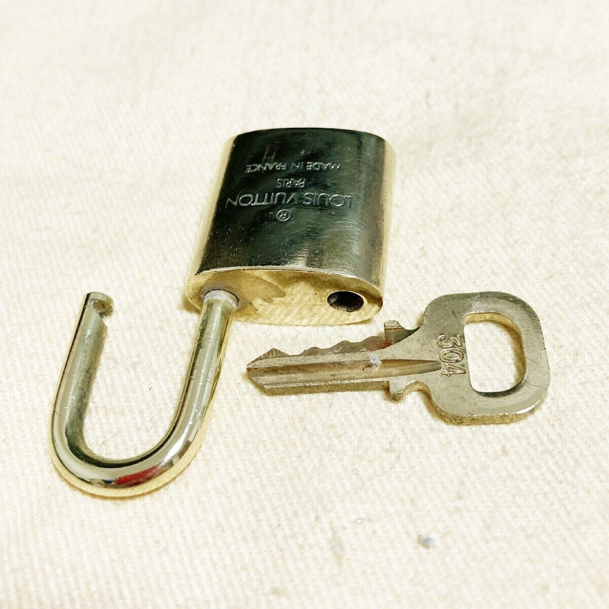 LOUIS VUITTON LV 10 SET PADLOCK KEY BAG CHARM CADENA GOLD PLATED FRANCE 37PDA073