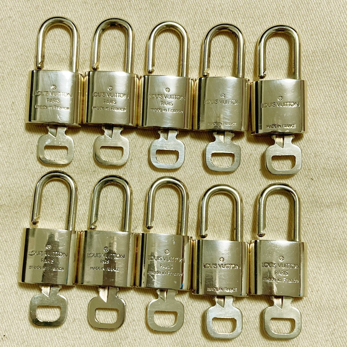 LOUIS VUITTON LV 10 SET PADLOCK KEY CHARM CADENA GOLD-PLATED FRANCE 31PDA188