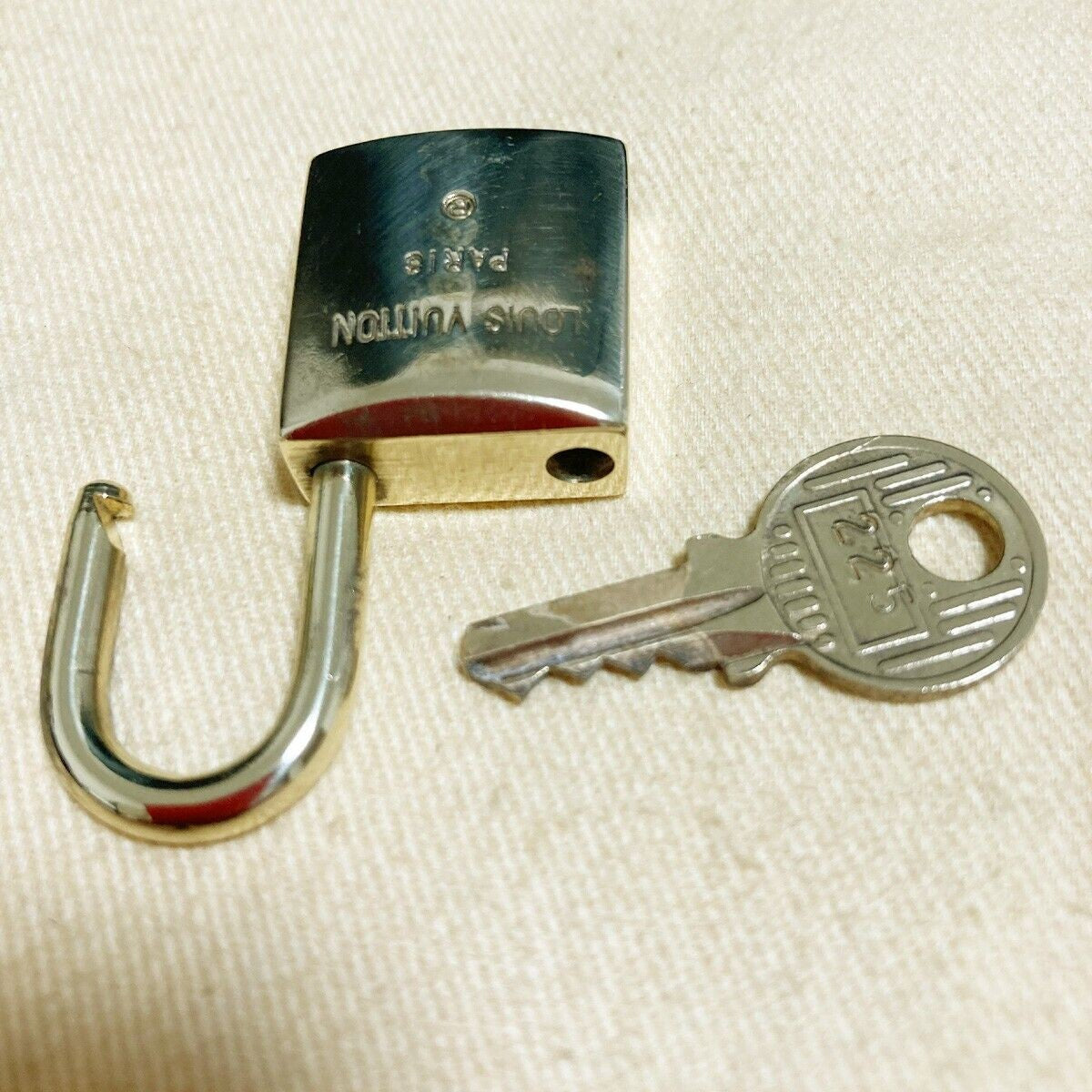 LOUIS VUITTON LV 10 SET PADLOCK KEY BAG CHARM CADENA GOLD PLATED FRANCE 37PDA119