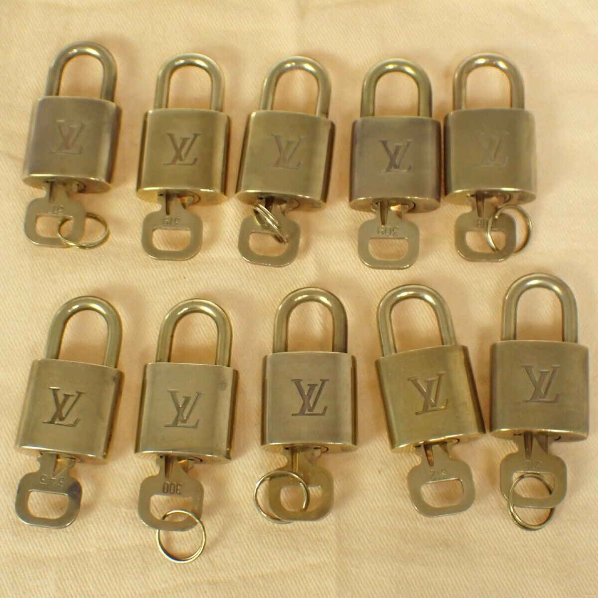 LOUIS VUITTON LV 10 SET PADLOCK KEY BAG CHARM CADENA GOLD PLATED FRANCE 33FA753
