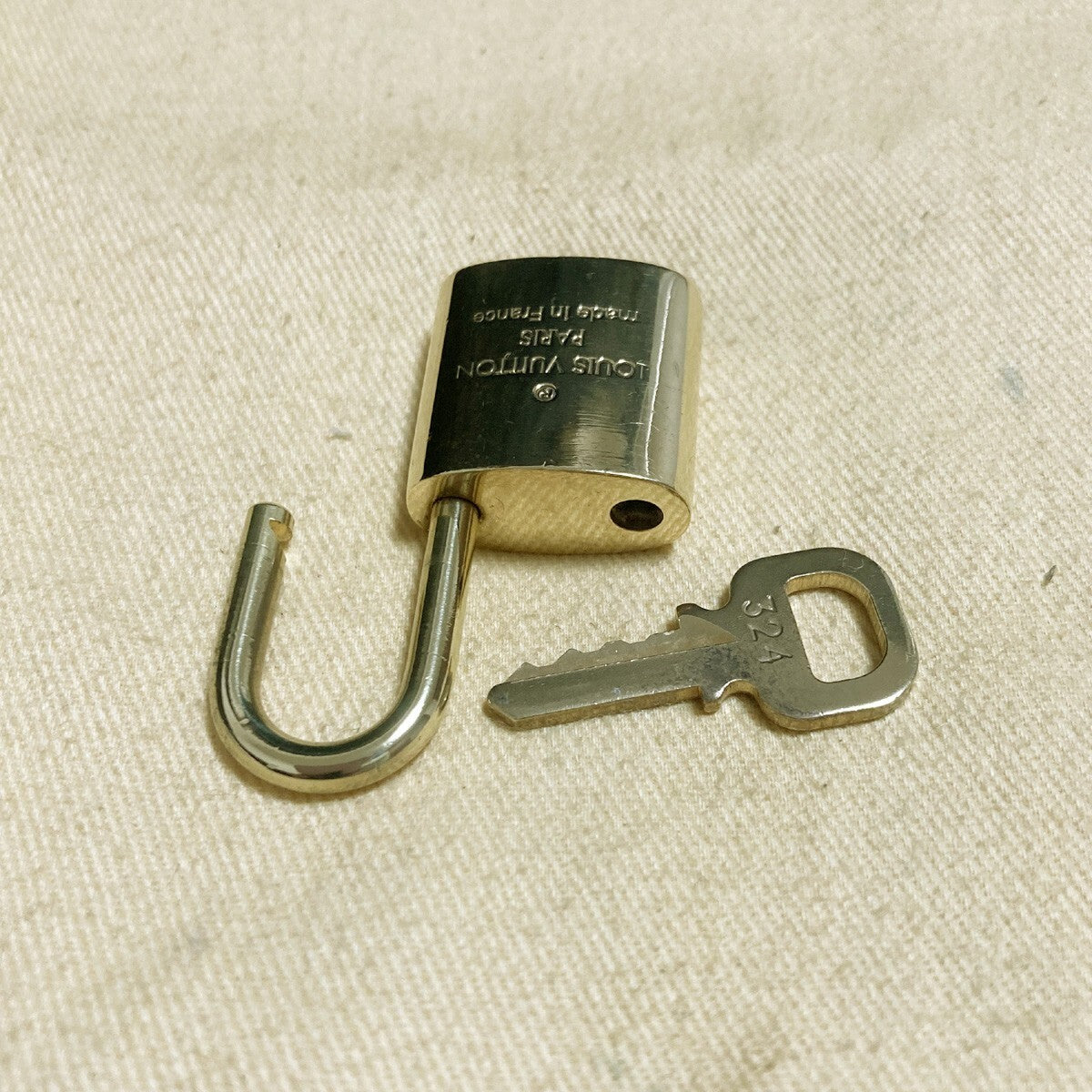 LOUIS VUITTON LV 10 SET PADLOCK KEY CHARM CADENA GOLD-PLATED FRANCE 30PDA158