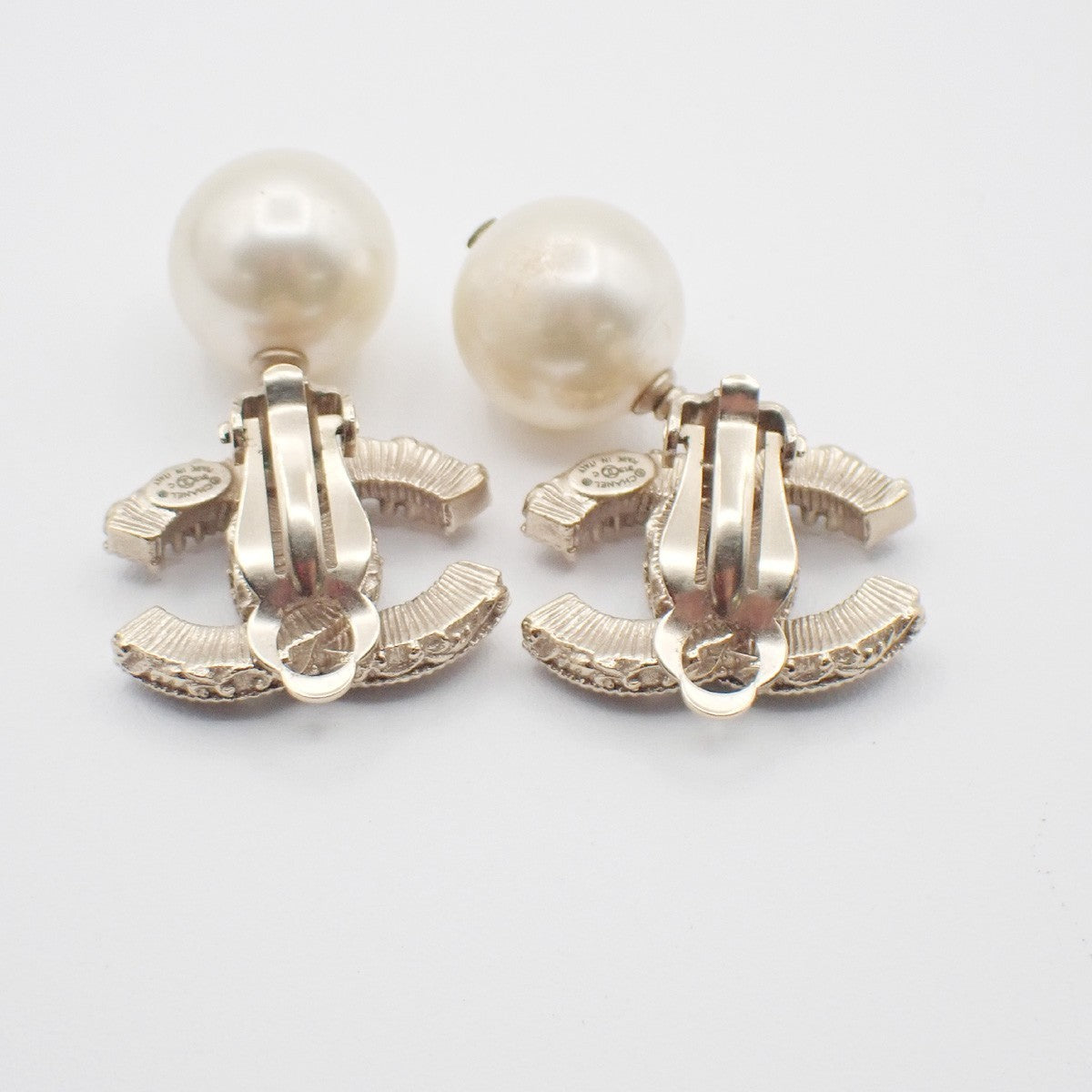 CHANEL CC Logo Immitation Pearl Swing Earrings Clip-on B13C Gold Italy 84RL895