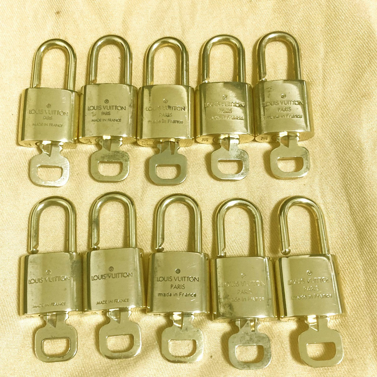 LOUIS VUITTON LV 10 SET PADLOCK KEY CHARM CADENA GOLD-PLATED FRANCE 37PDA320