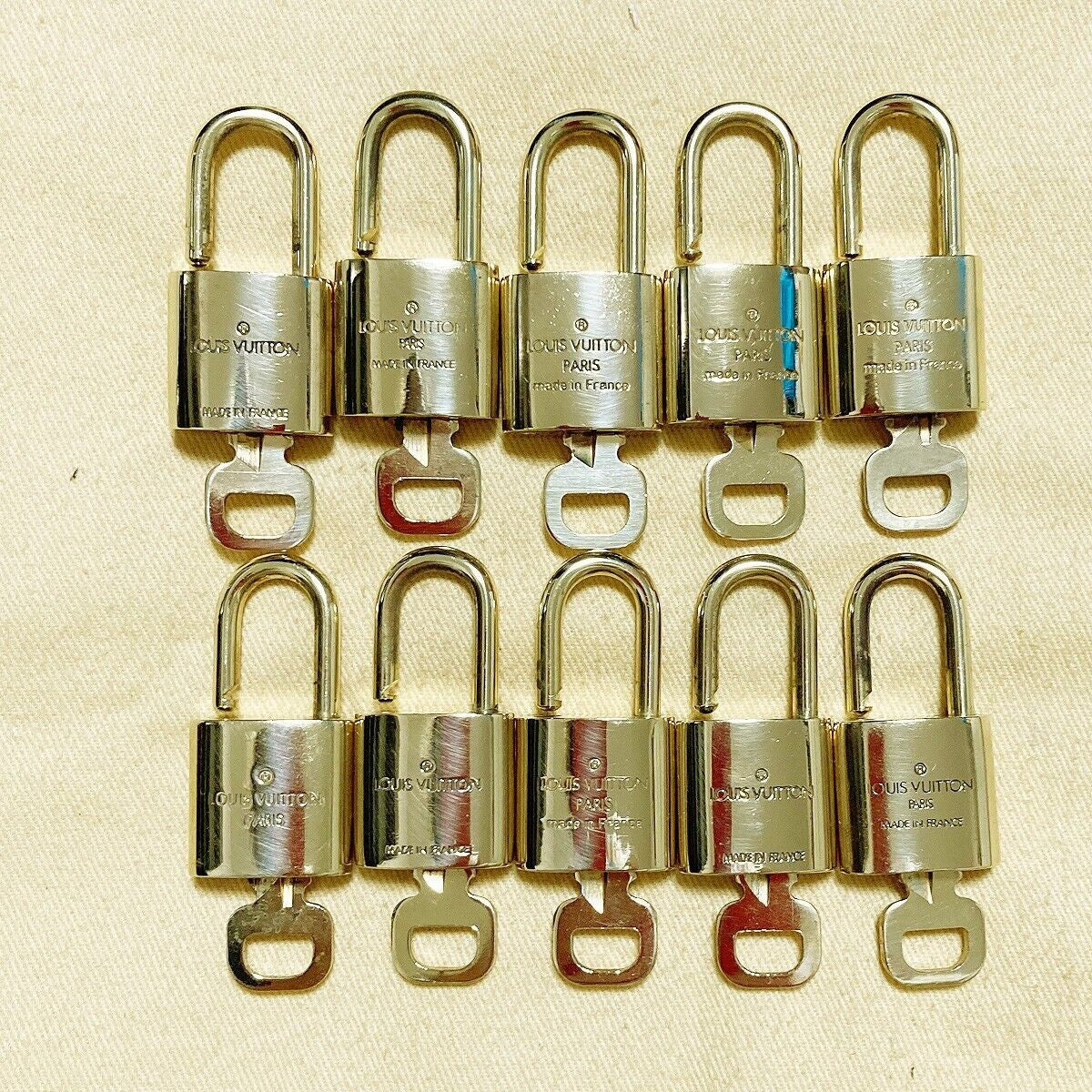 LOUIS VUITTON LV 10 SET PADLOCK KEY BAG CHARM CADENA GOLD PLATED FRANCE 35PDA120