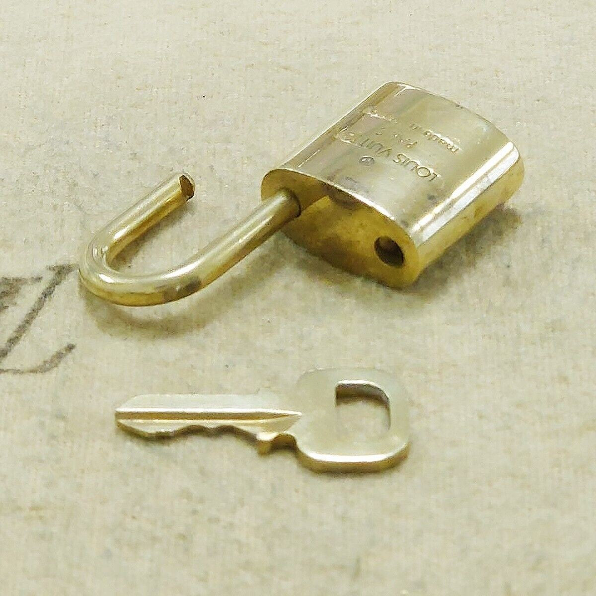 LOUIS VUITTON LV 10 SET PADLOCK KEY BAG CHARM CADENA GOLD PLATED FRANCE 65HA164