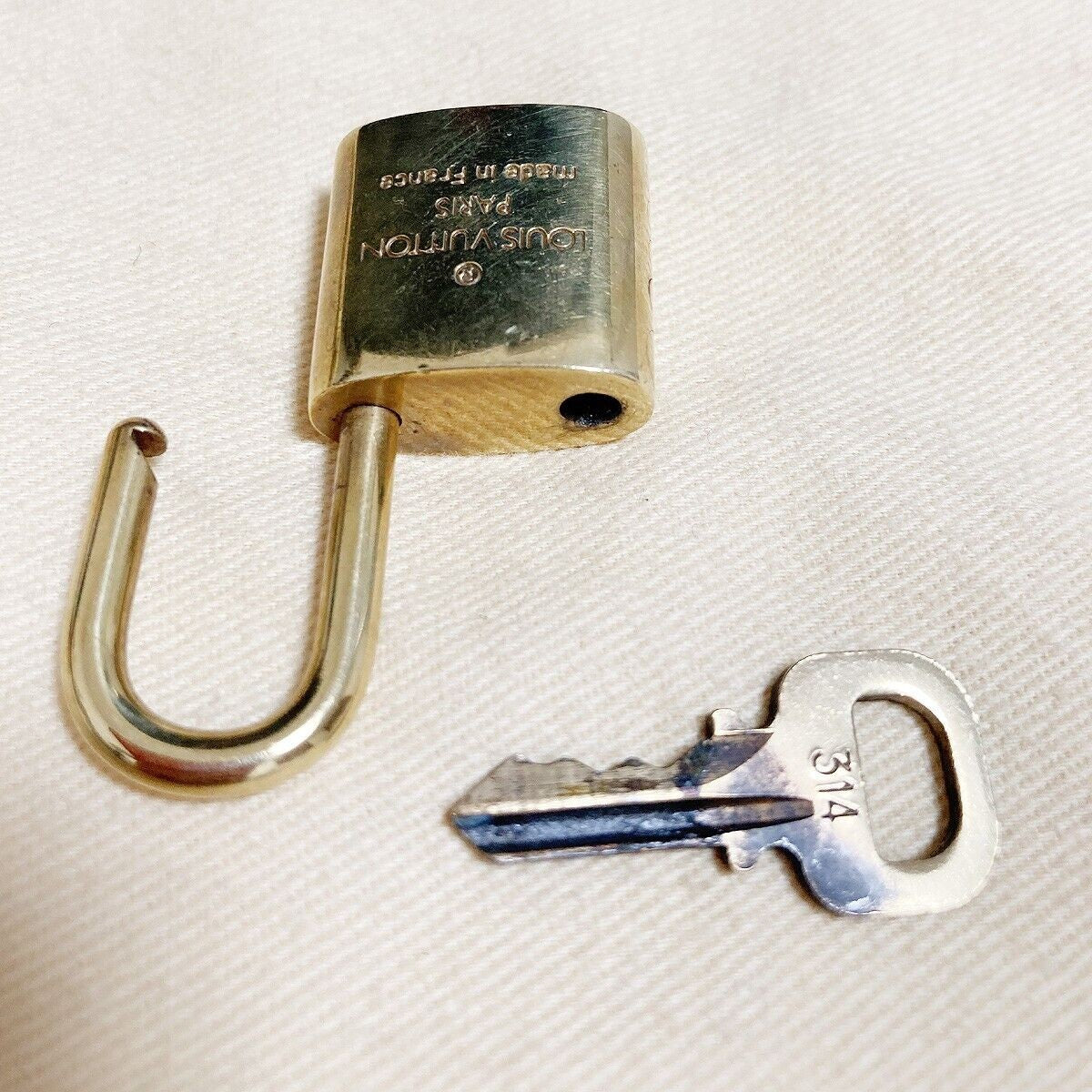 LOUIS VUITTON LV 10 SET PADLOCK KEY BAG CHARM CADENA GOLD PLATED FRANCE 33YB053