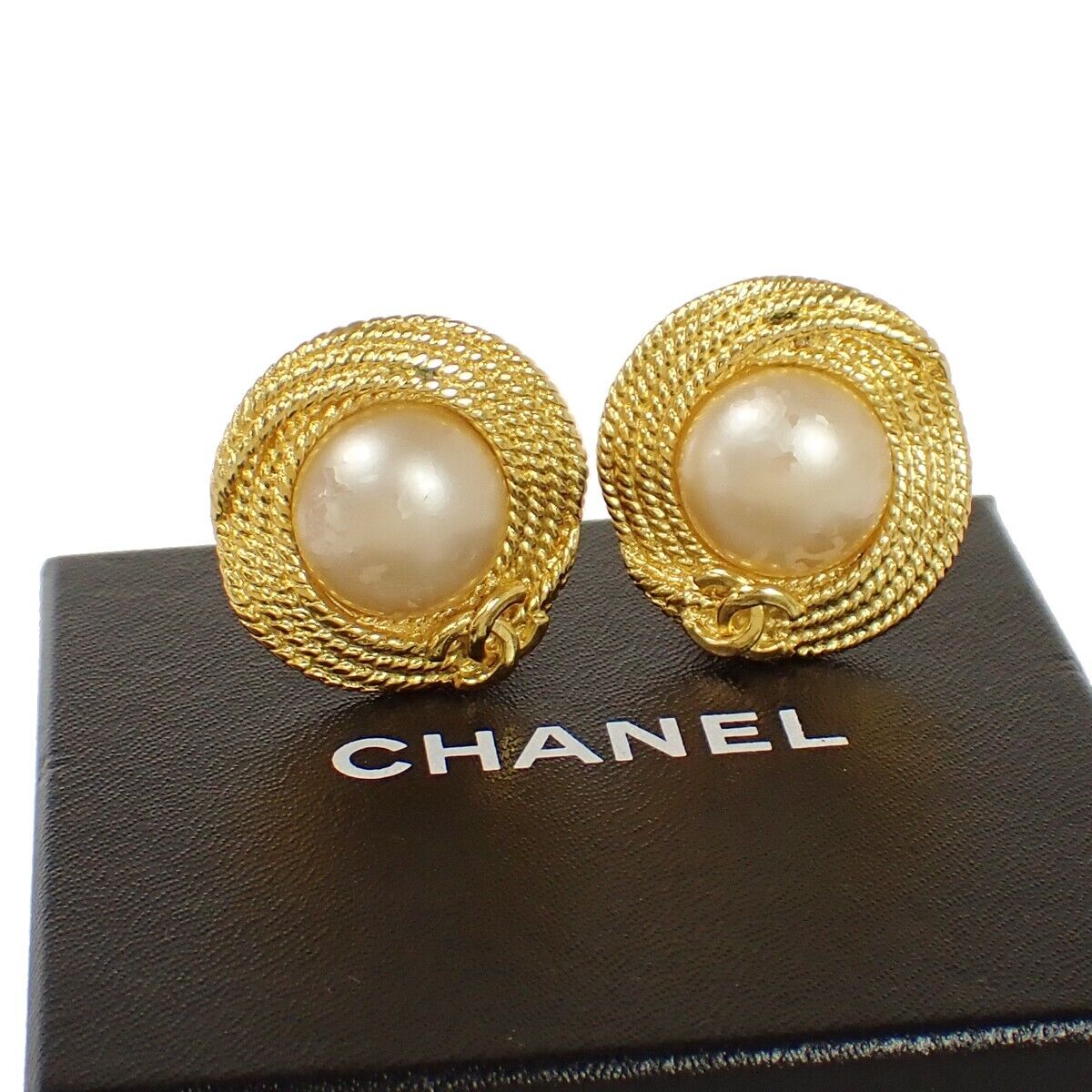 CHANEL CC Round Imitation Pearl Button Earrings 96A Clip-On GHW Vintage 33FA107