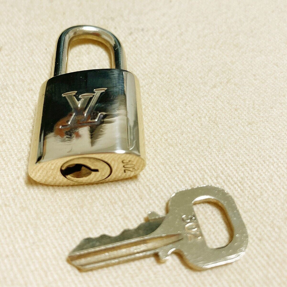 LOUIS VUITTON LV 10 SET PADLOCK KEY CHARM CADENA GOLD-PLATED FRANCE 31PDA122