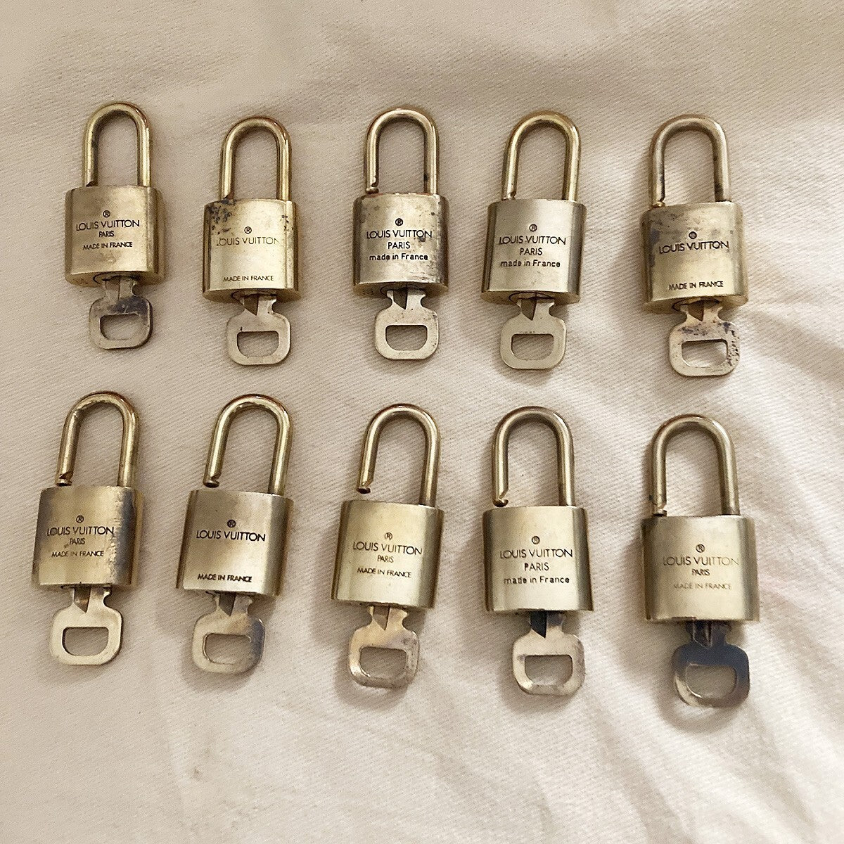 LOUIS VUITTON LV 10 SET PADLOCK KEY BAG CHARM CADENA GOLD PLATED FRANCE 35YB044