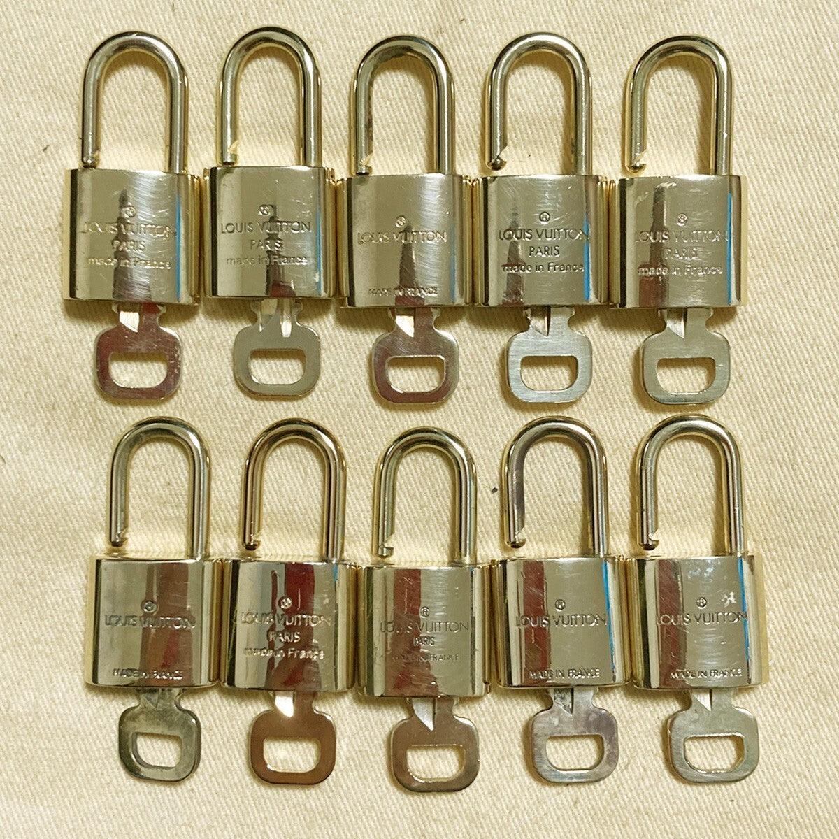 LOUIS VUITTON LV 10 SET PADLOCK KEY CHARM CADENA GOLD-PLATED FRANCE 65PDA154