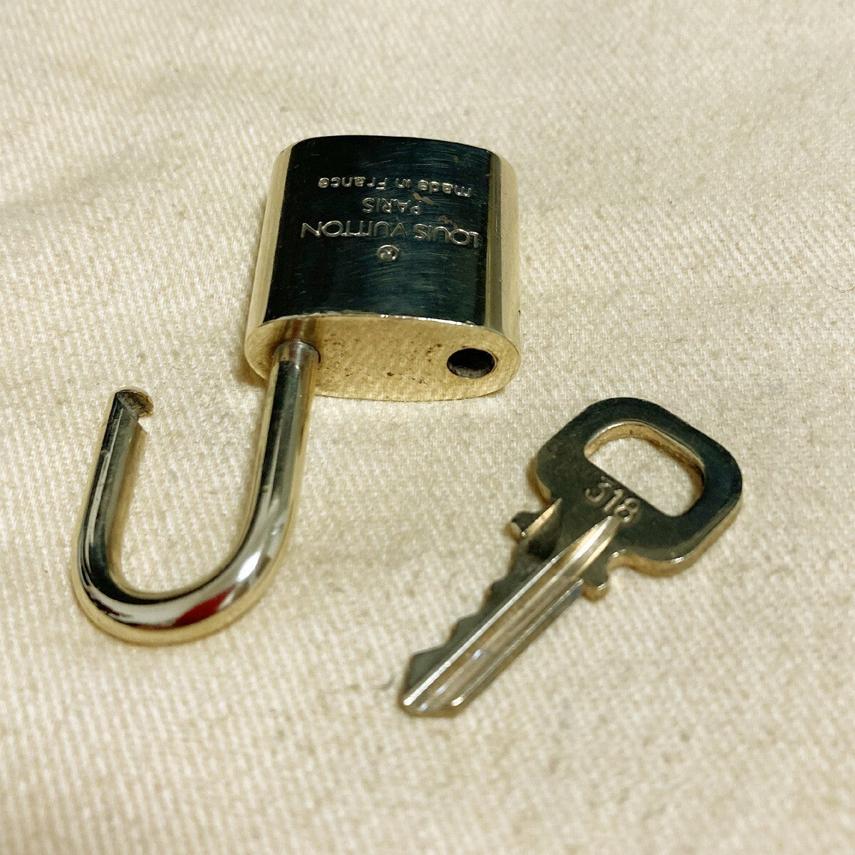 LOUIS VUITTON LV 10 SET PADLOCK KEY CHARM CADENA GOLD-PLATED FRANCE 39PDA166