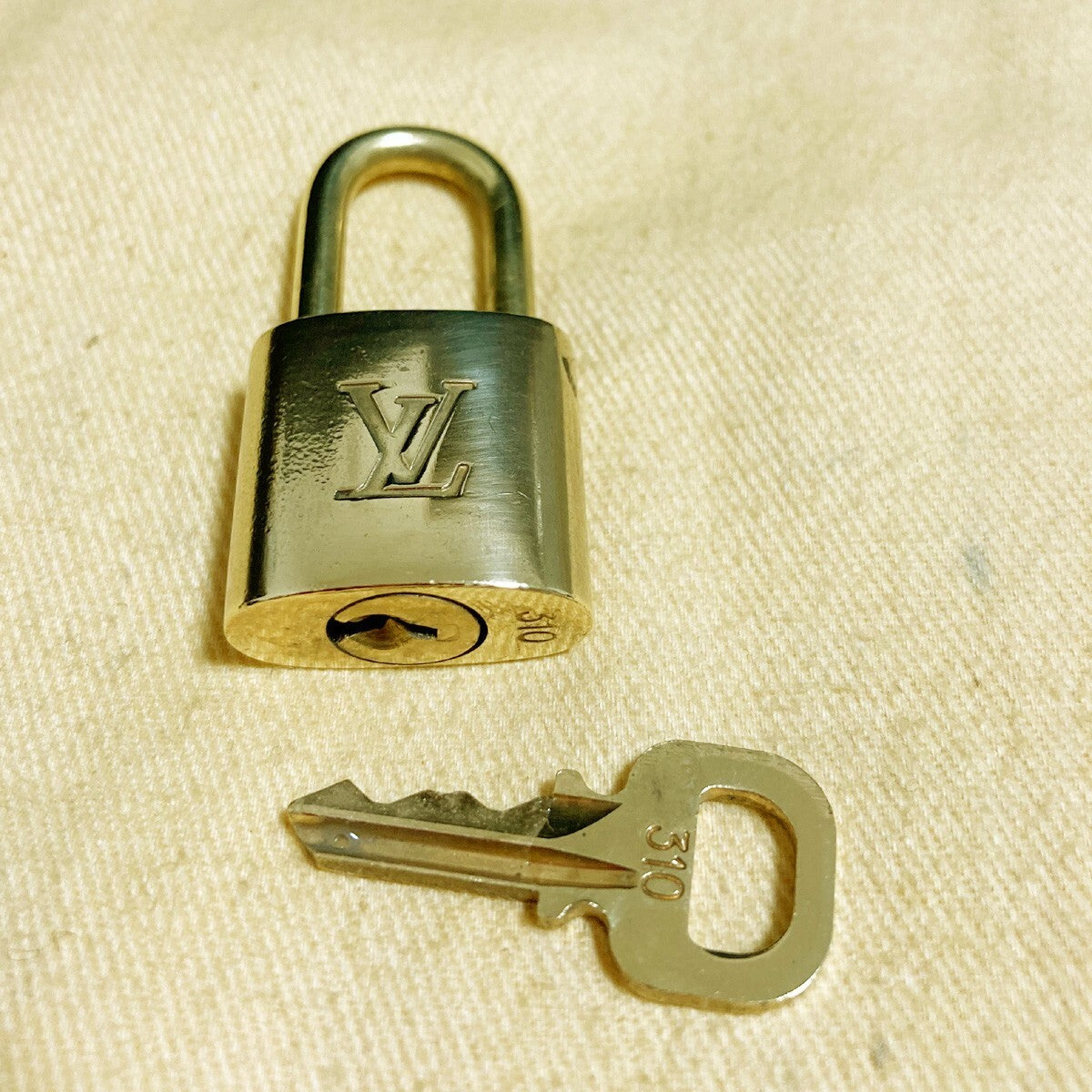 LOUIS VUITTON LV 10 SET PADLOCK KEY CHARM CADENA GOLD-PLATED FRANCE 80PDA144