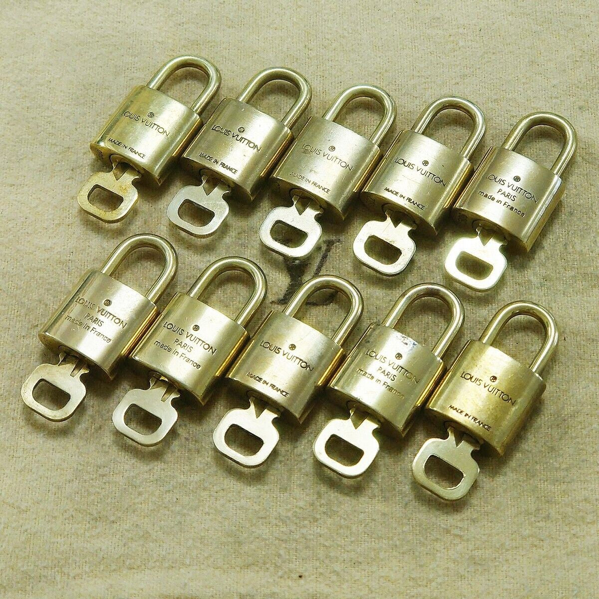 LOUIS VUITTON LV 10 SET PADLOCK KEY BAG CHARM CADENA GOLD PLATED FRANCE 65HA164