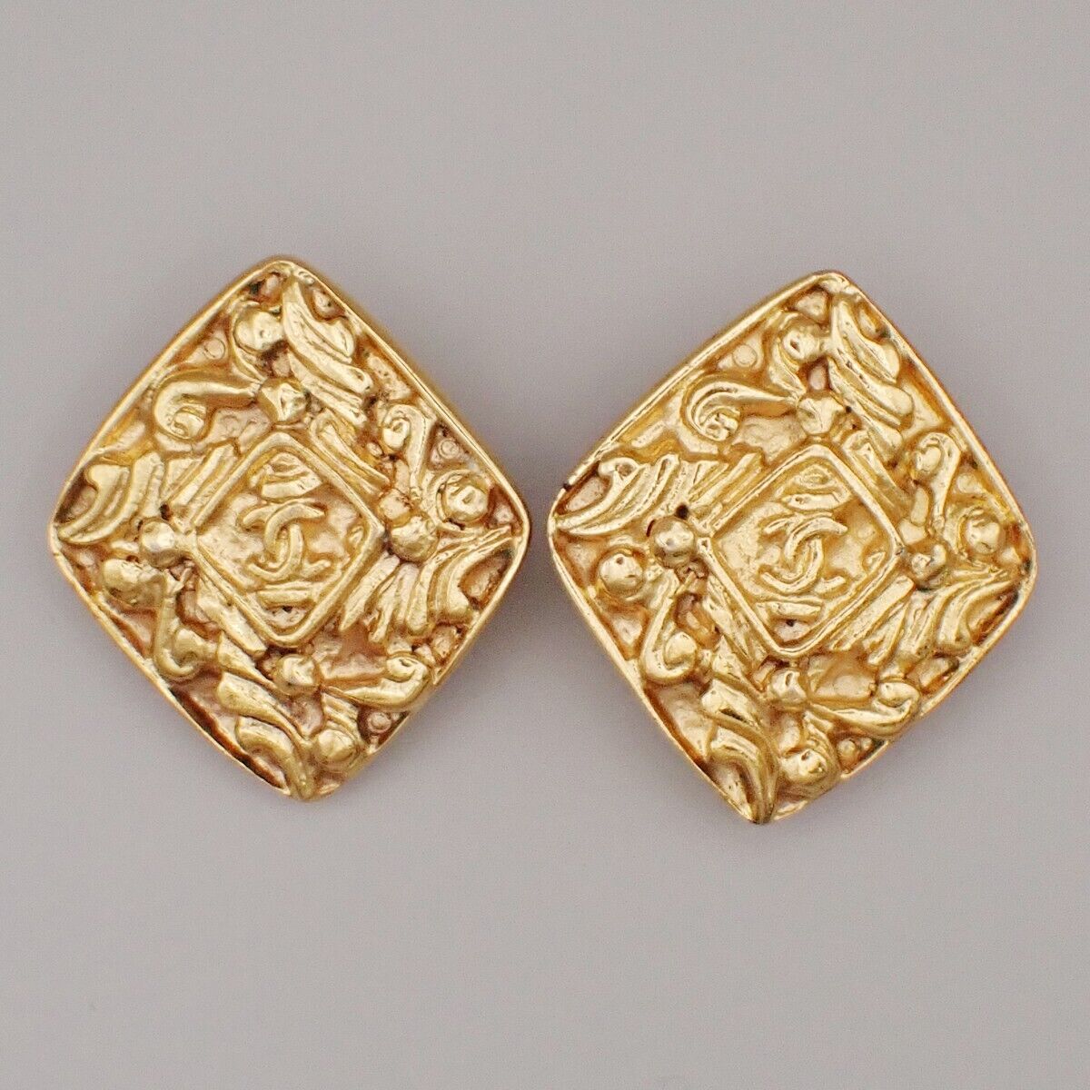 CHANEL CC Logo Diamond Shape Earrings Clip-On Gold GHW France Vintage 34YG565