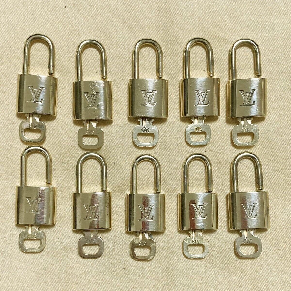LOUIS VUITTON LV 10 SET PADLOCK KEY BAG CHARM CADENA GOLD PLATED FRANCE 37PDA083