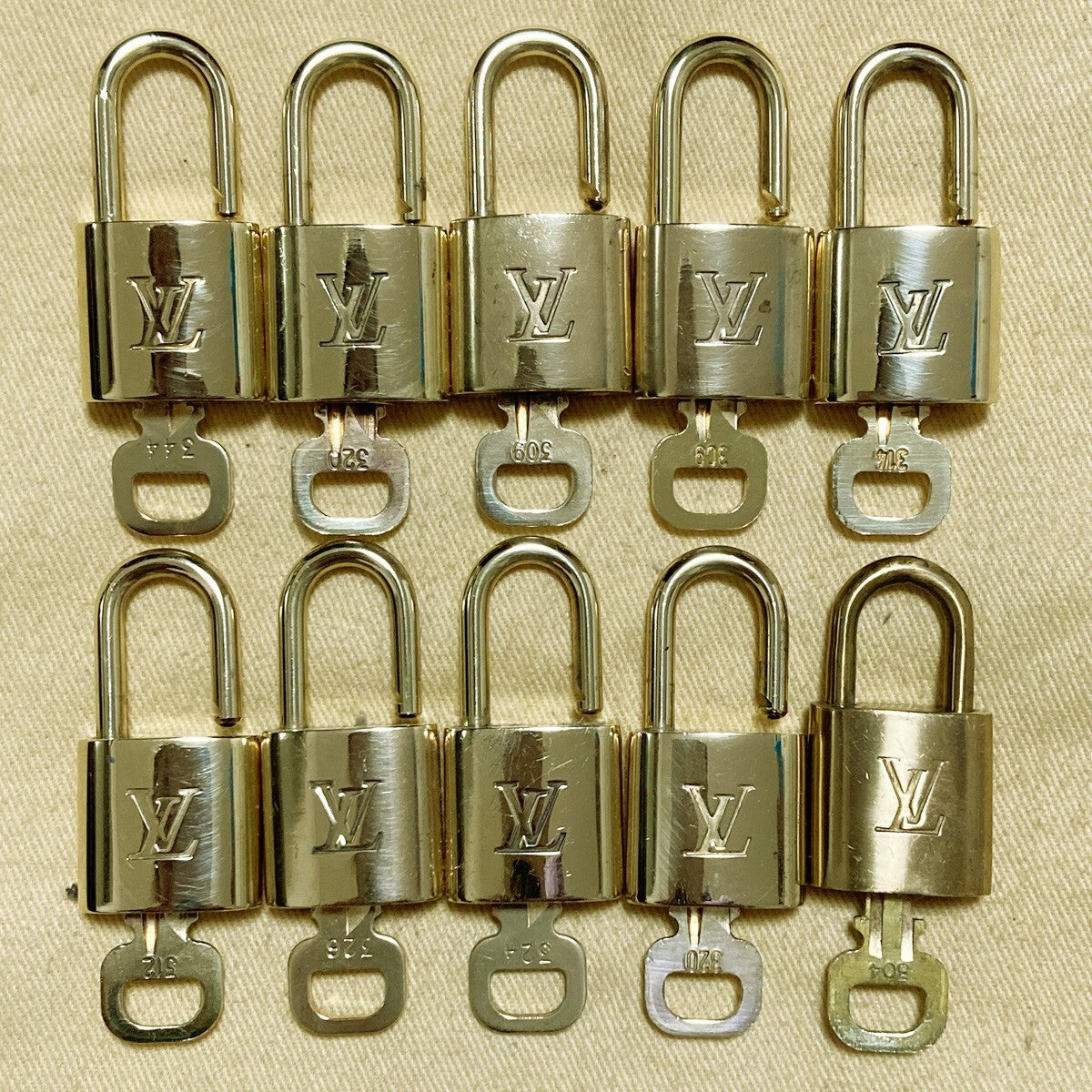 LOUIS VUITTON LV 10 SET PADLOCK KEY CHARM CADENA GOLD-PLATED FRANCE 65PDA177