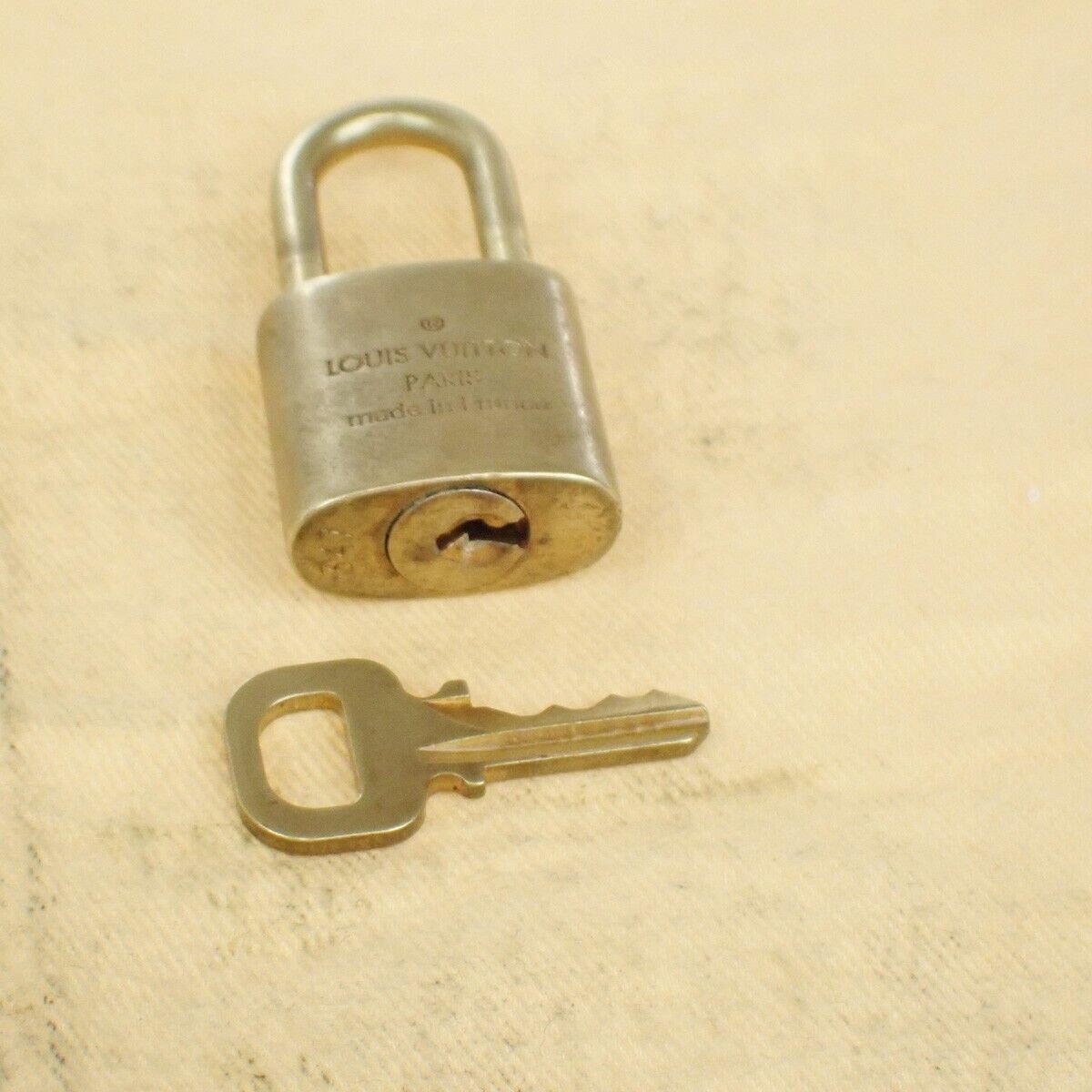 LOUIS VUITTON LV 10 SET PADLOCK KEY BAG CHARM CADENA GOLD PLATED FRANCE 80EB424
