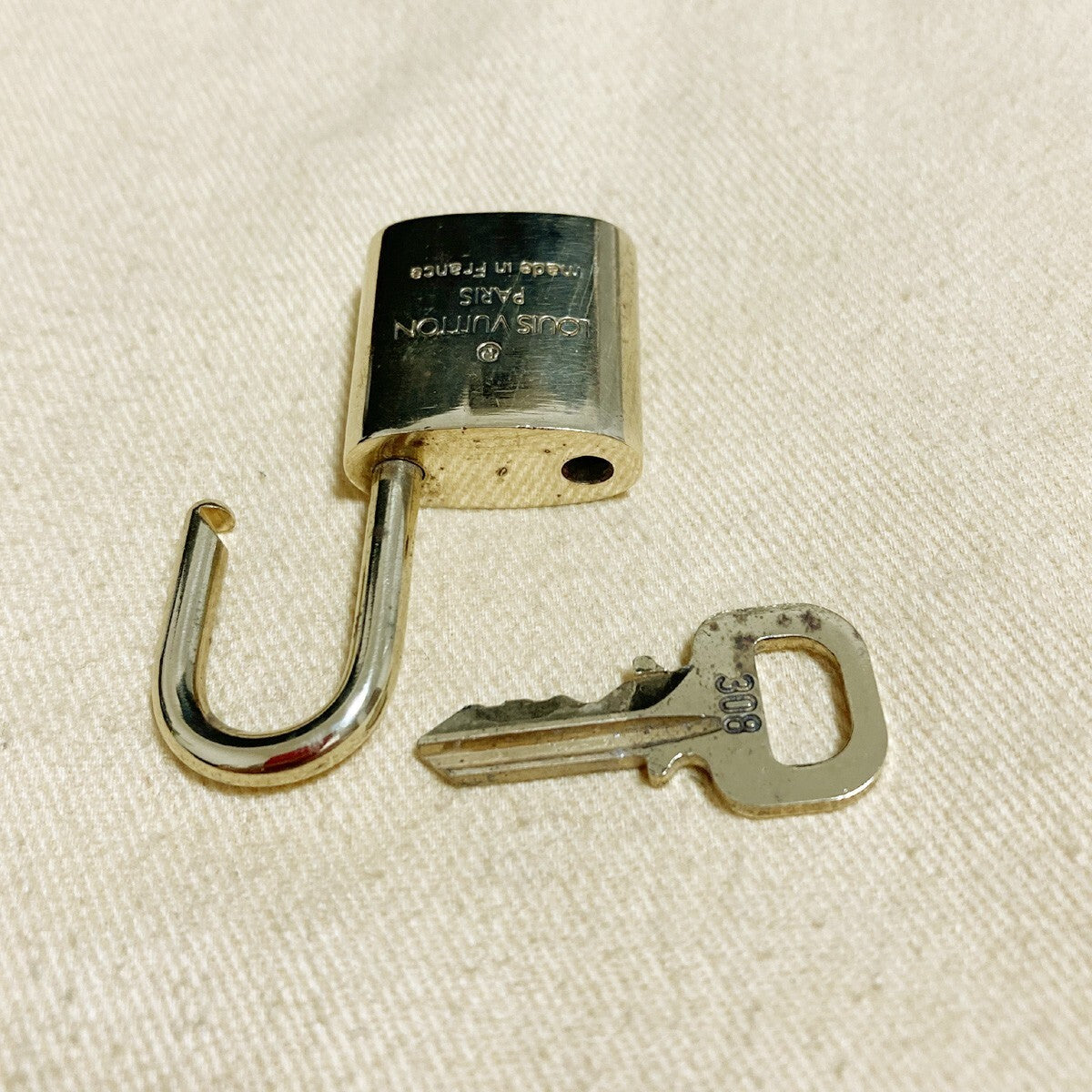 LOUIS VUITTON LV 10 SET PADLOCK KEY CHARM CADENA GOLD-PLATED FRANCE 39PDA179