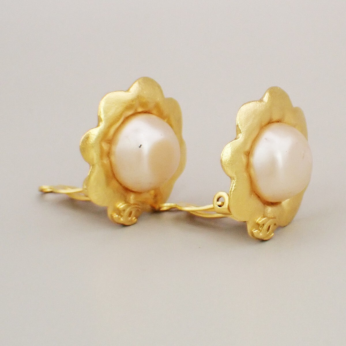 CHANEL CC Logo Imitation Pearl Flower Button Earrings Clip-On 96 P Gold 30RK753