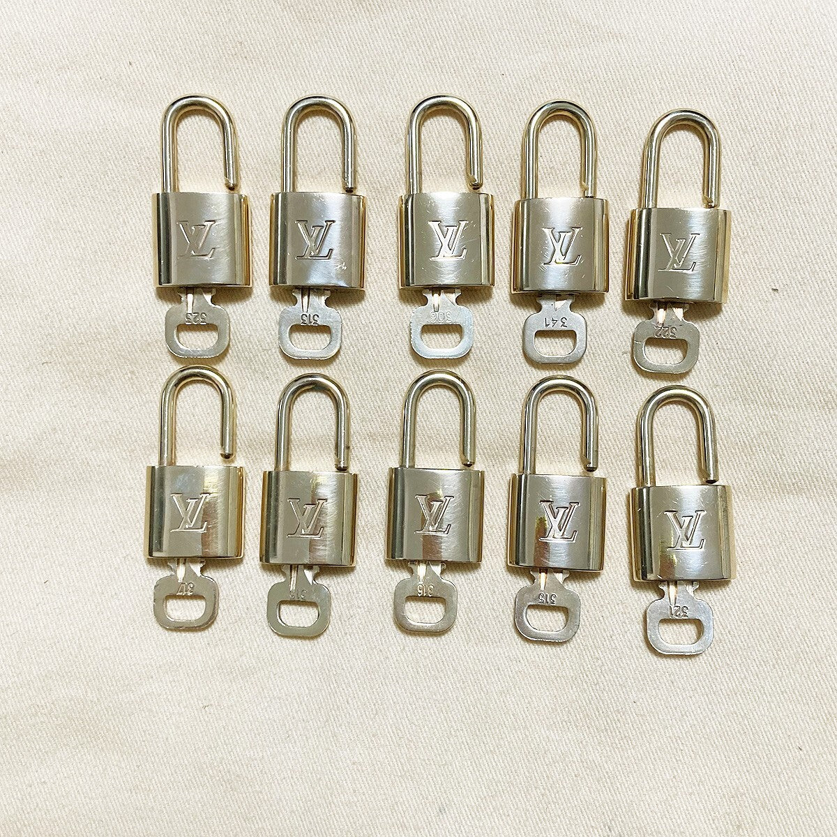 LOUIS VUITTON LV 10 SET PADLOCK KEY BAG CHARM CADENA GOLD PLATED FRANCE 37PDA028