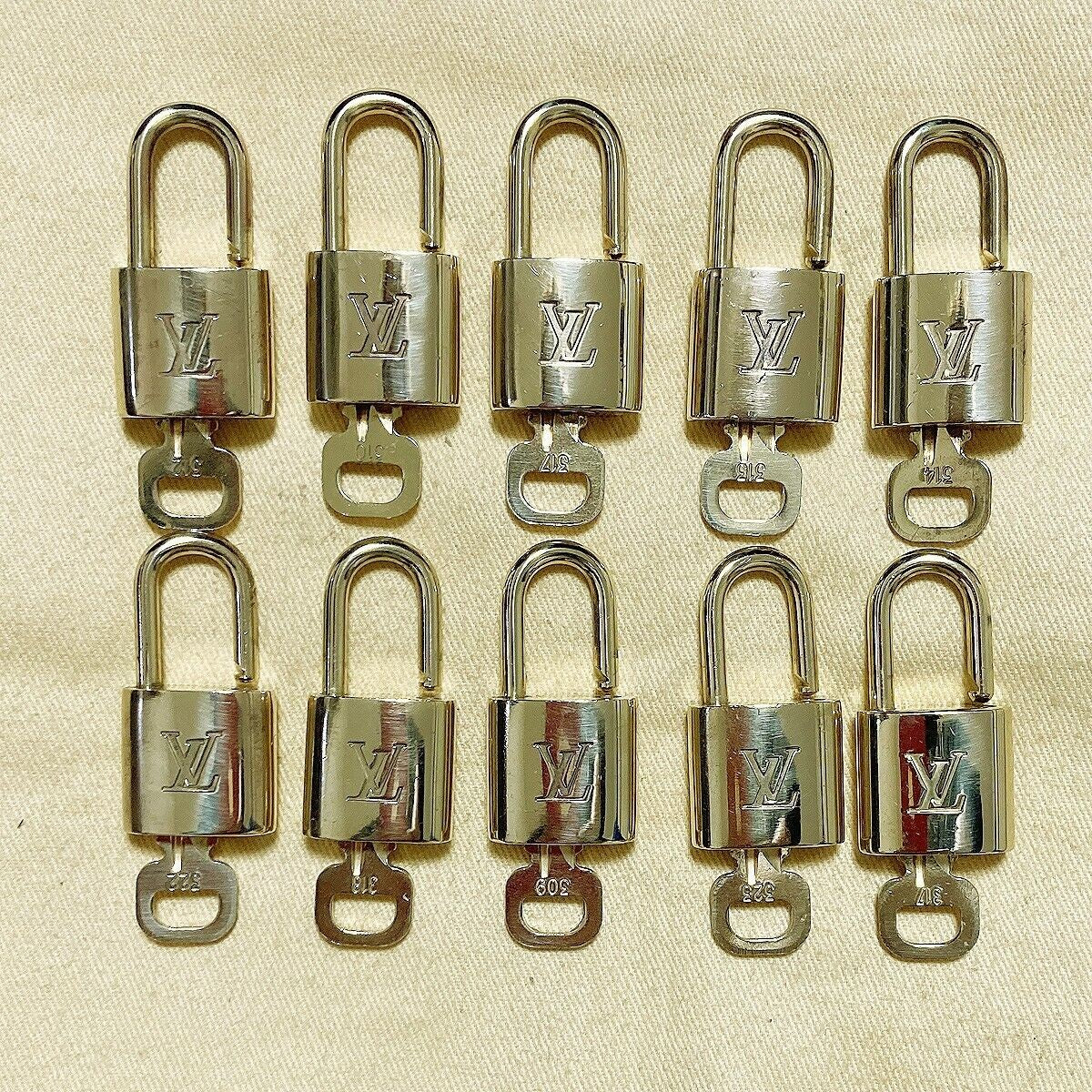 LOUIS VUITTON LV 10 SET PADLOCK KEY BAG CHARM CADENA GOLD PLATED FRANCE 62PDA084