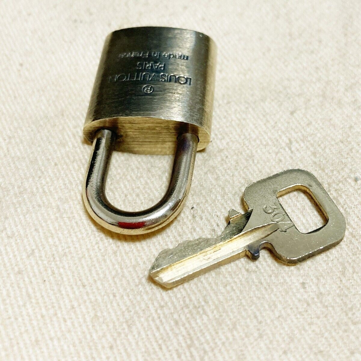 LOUIS VUITTON LV 10 SET PADLOCK KEY BAG CHARM CADENA GOLD PLATED FRANCE 37PDA074