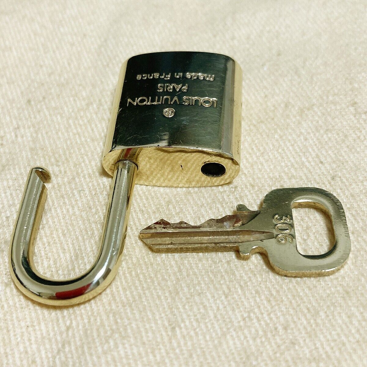 LOUIS VUITTON LV 10 SET PADLOCK KEY BAG CHARM CADENA GOLD PLATED FRANCE 37PDA119