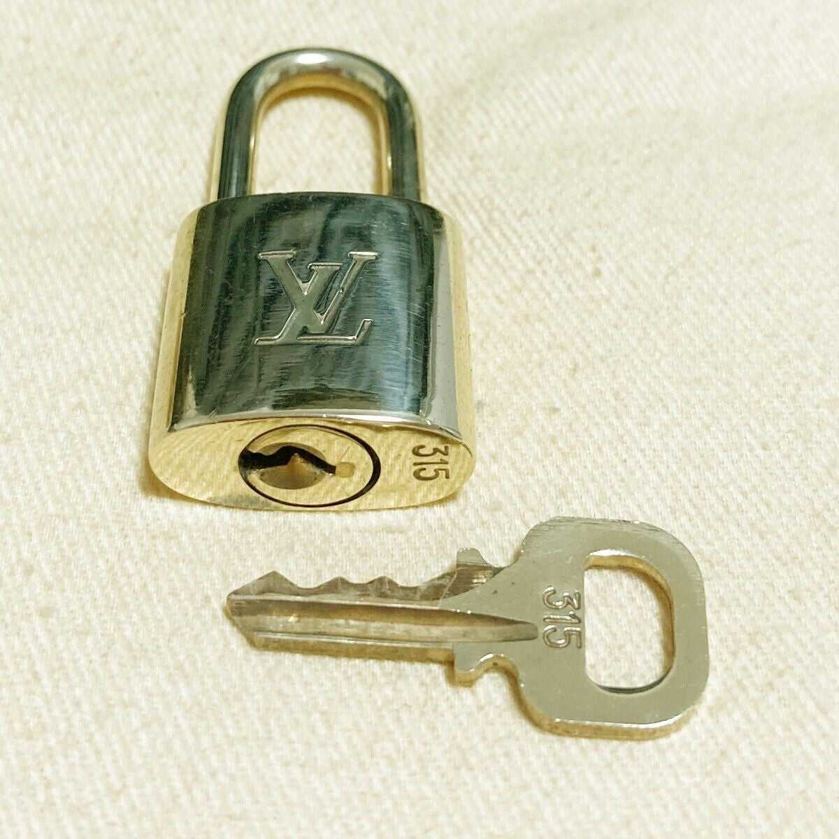 LOUIS VUITTON LV 10 SET PADLOCK KEY CHARM CADENA GOLD-PLATED FRANCE 37PDA112