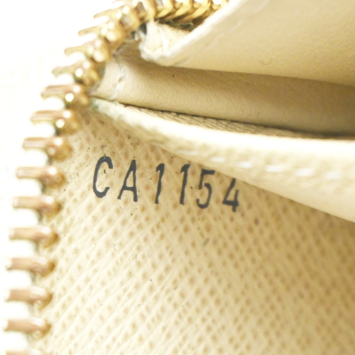 LOUIS VUITTON Zippy Long Wallet Damier Azur Leather White Spain N60019 67KD007