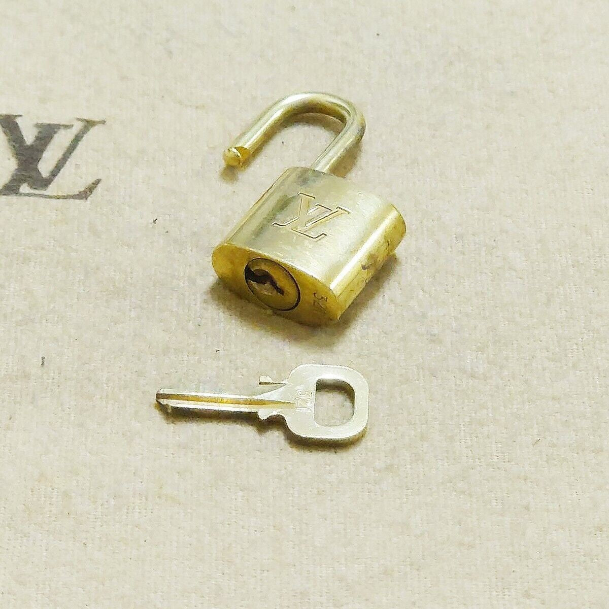 LOUIS VUITTON LV 10 SET PADLOCK KEY BAG CHARM CADENA GOLD PLATED FRANCE 36HA052