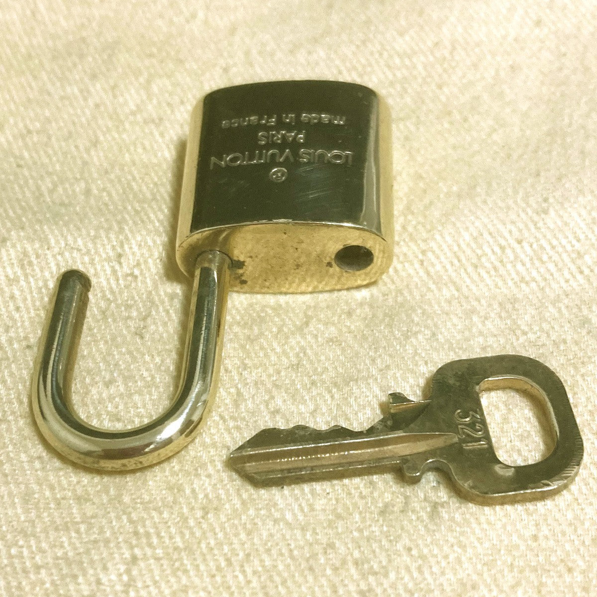 LOUIS VUITTON LV 10 SET PADLOCK KEY CHARM CADENA GOLD-PLATED FRANCE 33PDA310