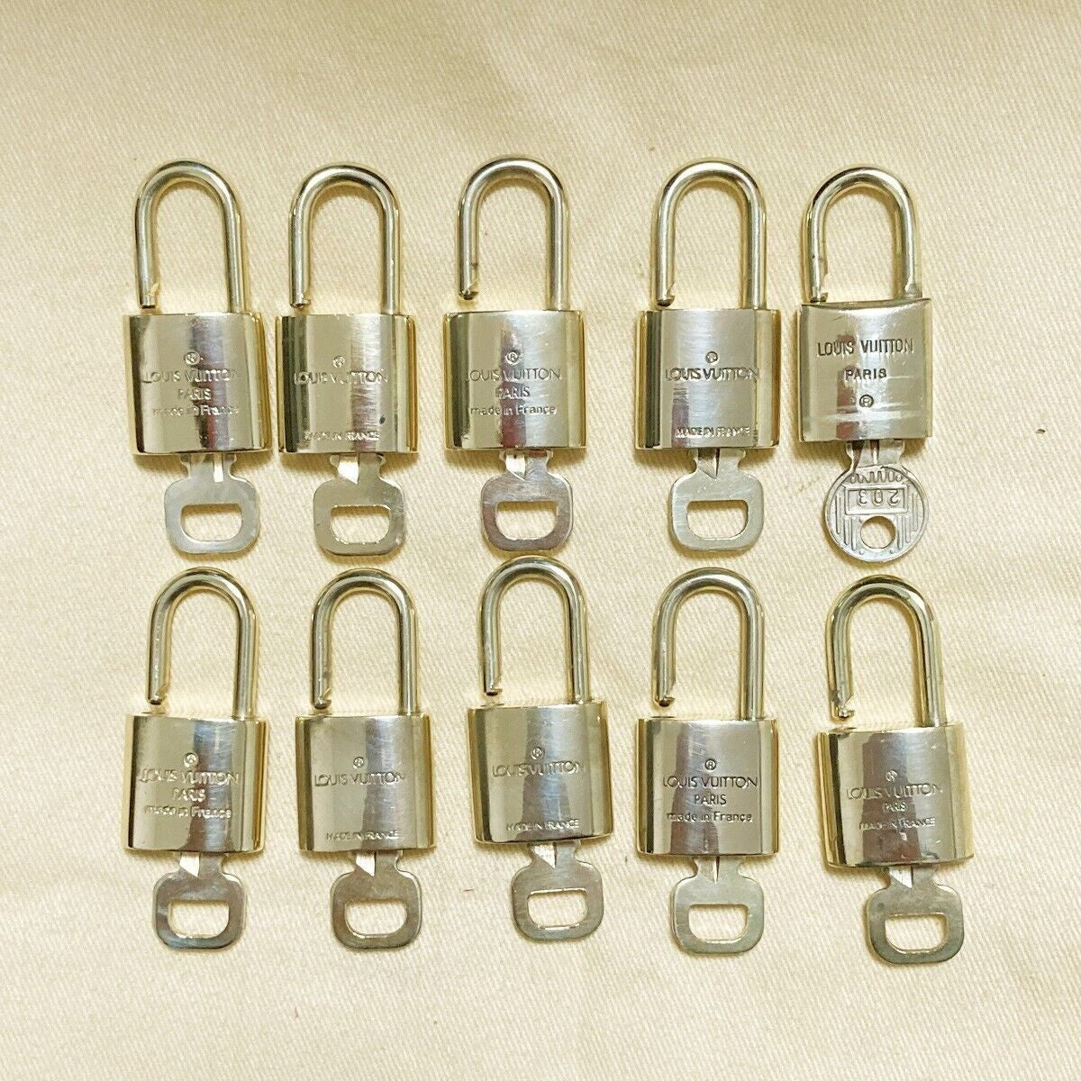 LOUIS VUITTON LV 10 SET PADLOCK KEY BAG CHARM CADENA GOLD PLATED FRANCE 62PDA042