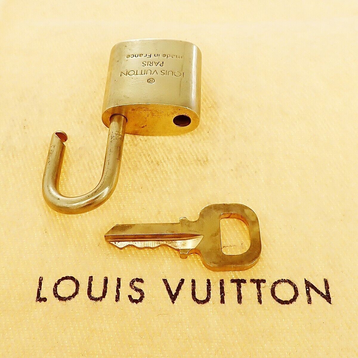 LOUIS VUITTON LV 10 SET PADLOCK KEY BAG CHARM CADENA GOLD PLATED FRANCE 31YE932