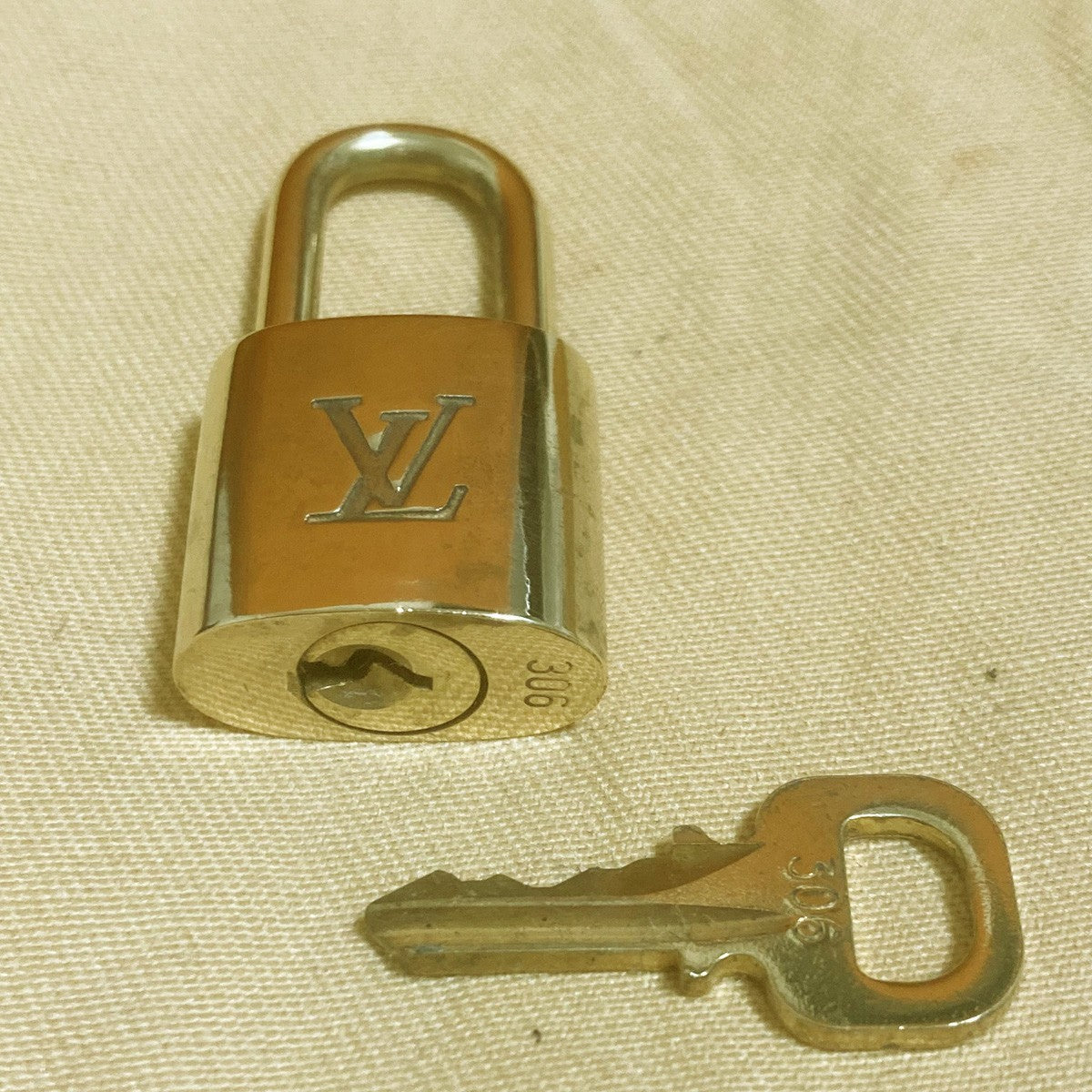 LOUIS VUITTON LV 10 SET PADLOCK KEY CHARM CADENA GOLD-PLATED FRANCE 33PDA317