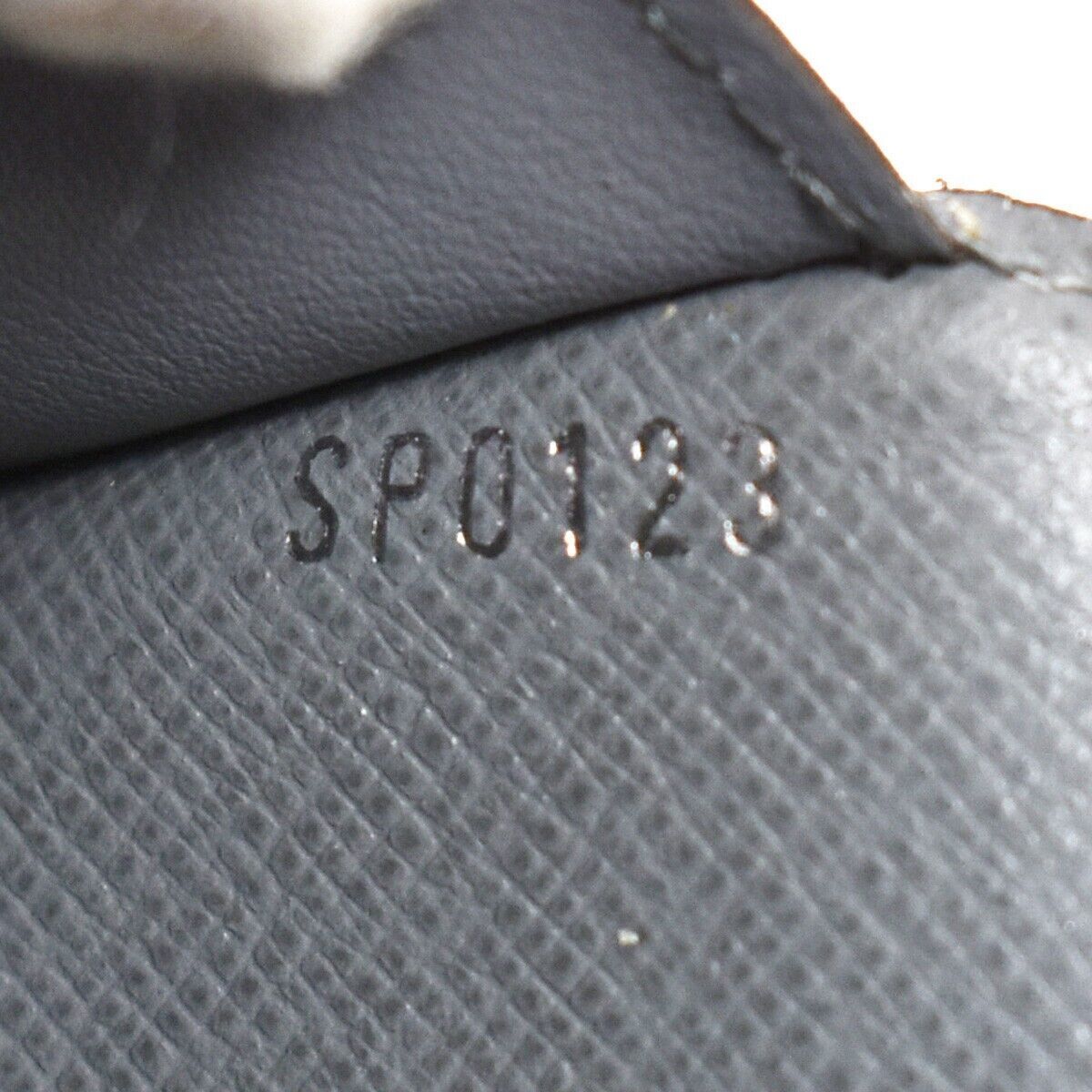 LOUIS VUITTON Portefeuille Brazza Long Wallet Taiga Leather Gray M32653 67YB981