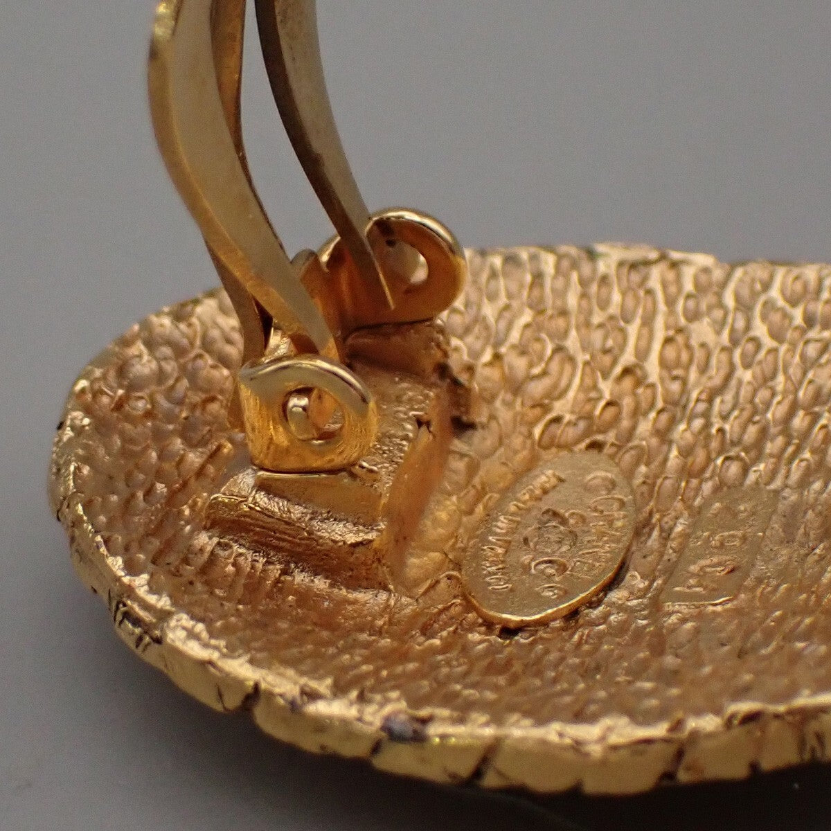 CHANEL CC Logo Oval Button Earrings 29 Clip-On Gold GHW France Vintage 83RL104