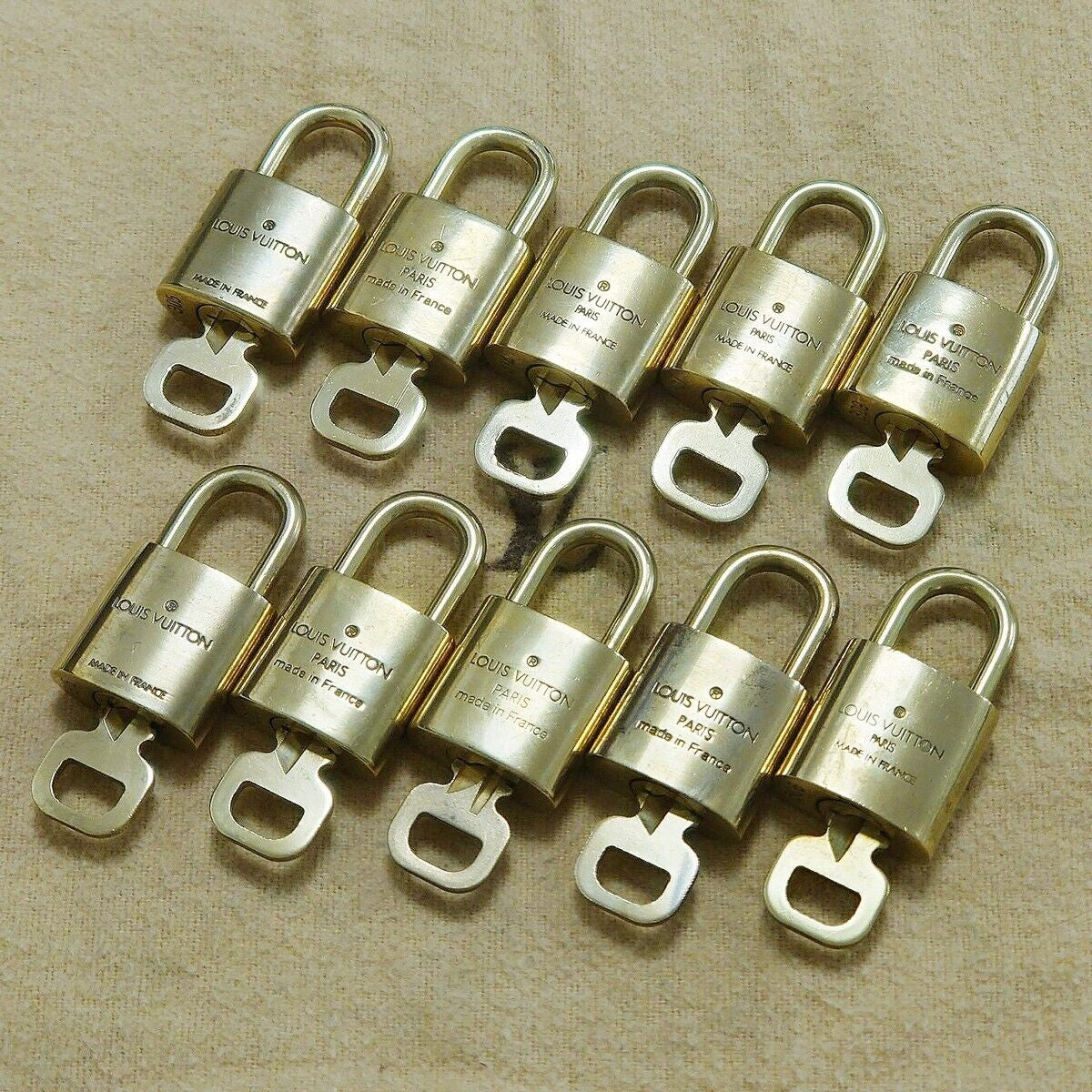 LOUIS VUITTON LV 10 SET PADLOCK KEY BAG CHARM CADENA GOLD PLATED FRANCE 37HA159