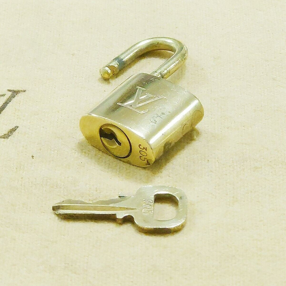 LOUIS VUITTON LV 10 SET PADLOCK KEY BAG CHARM CADENA GOLD PLATED FRANCE 33HA078