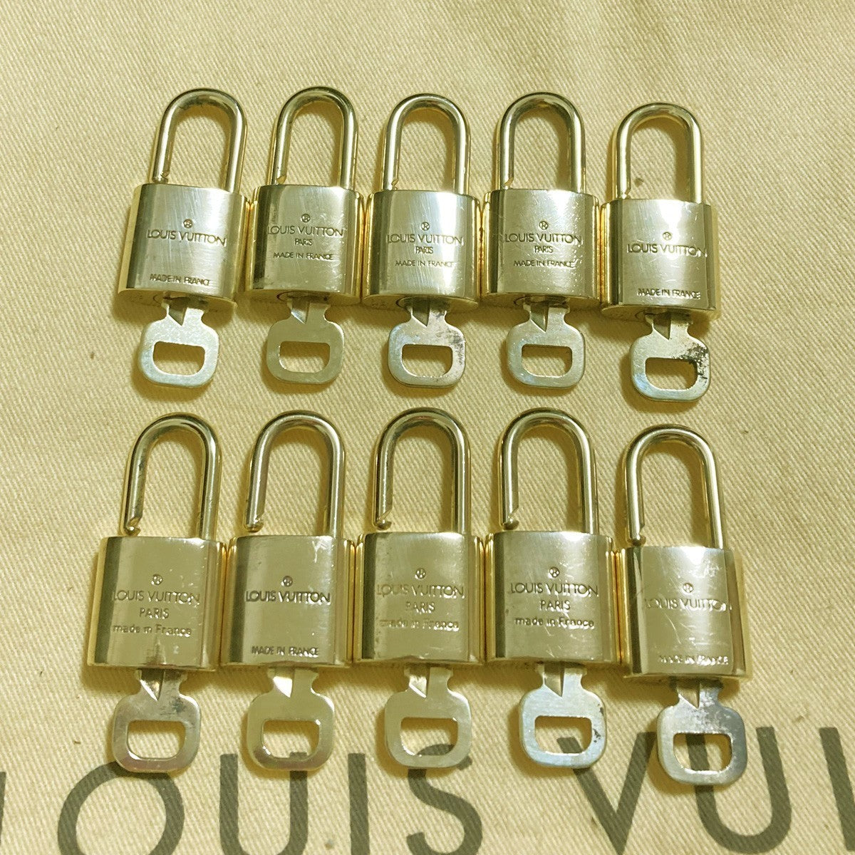 LOUIS VUITTON LV 10 SET PADLOCK KEY CHARM CADENA GOLD-PLATED FRANCE 37PDA296