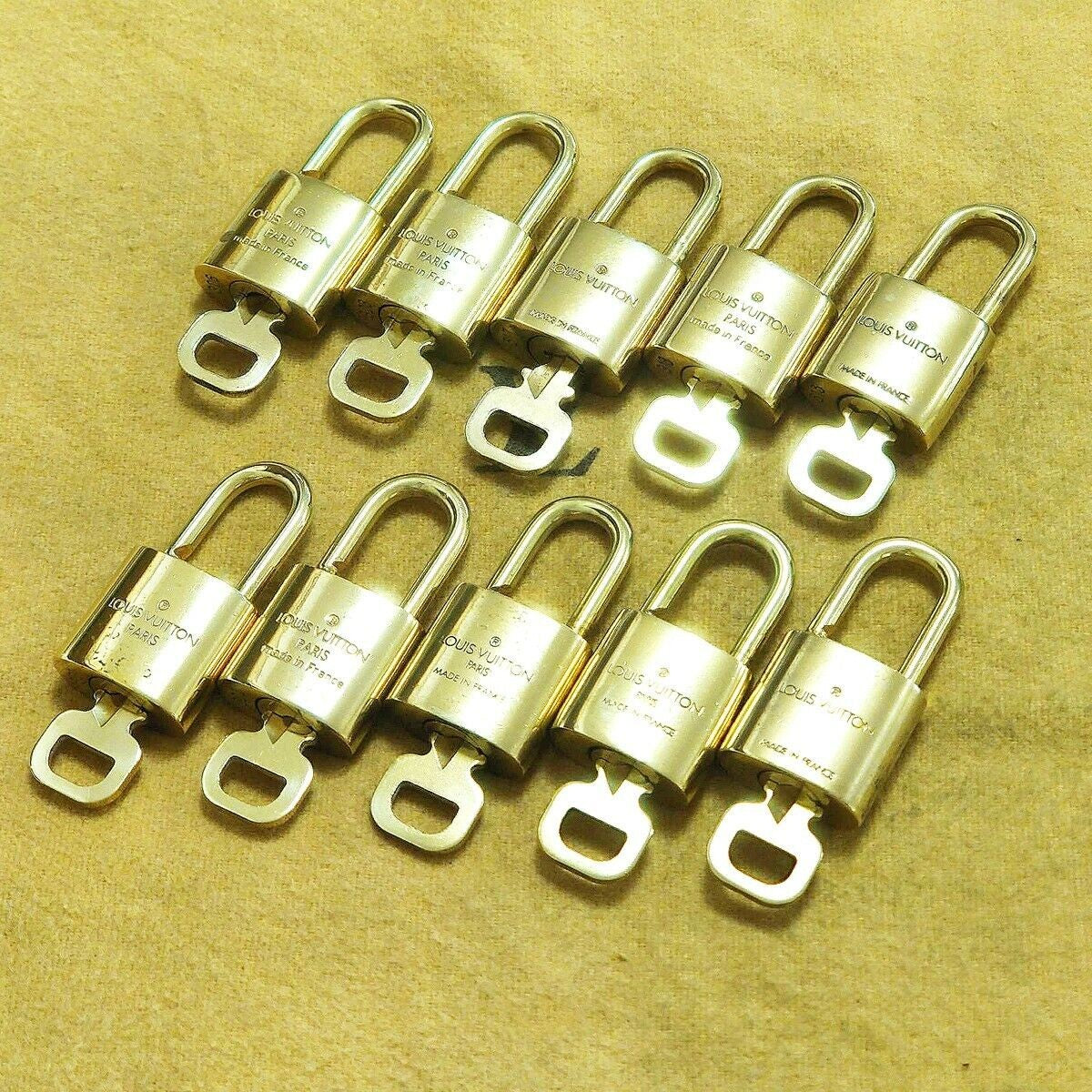 LOUIS VUITTON LV 10 SET PADLOCK KEY BAG CHARM CADENA GOLD PLATED FRANCE 35HA098