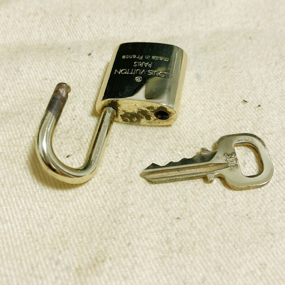 LOUIS VUITTON LV 10 SET PADLOCK KEY CHARM CADENA GOLD-PLATED FRANCE 33PDA164