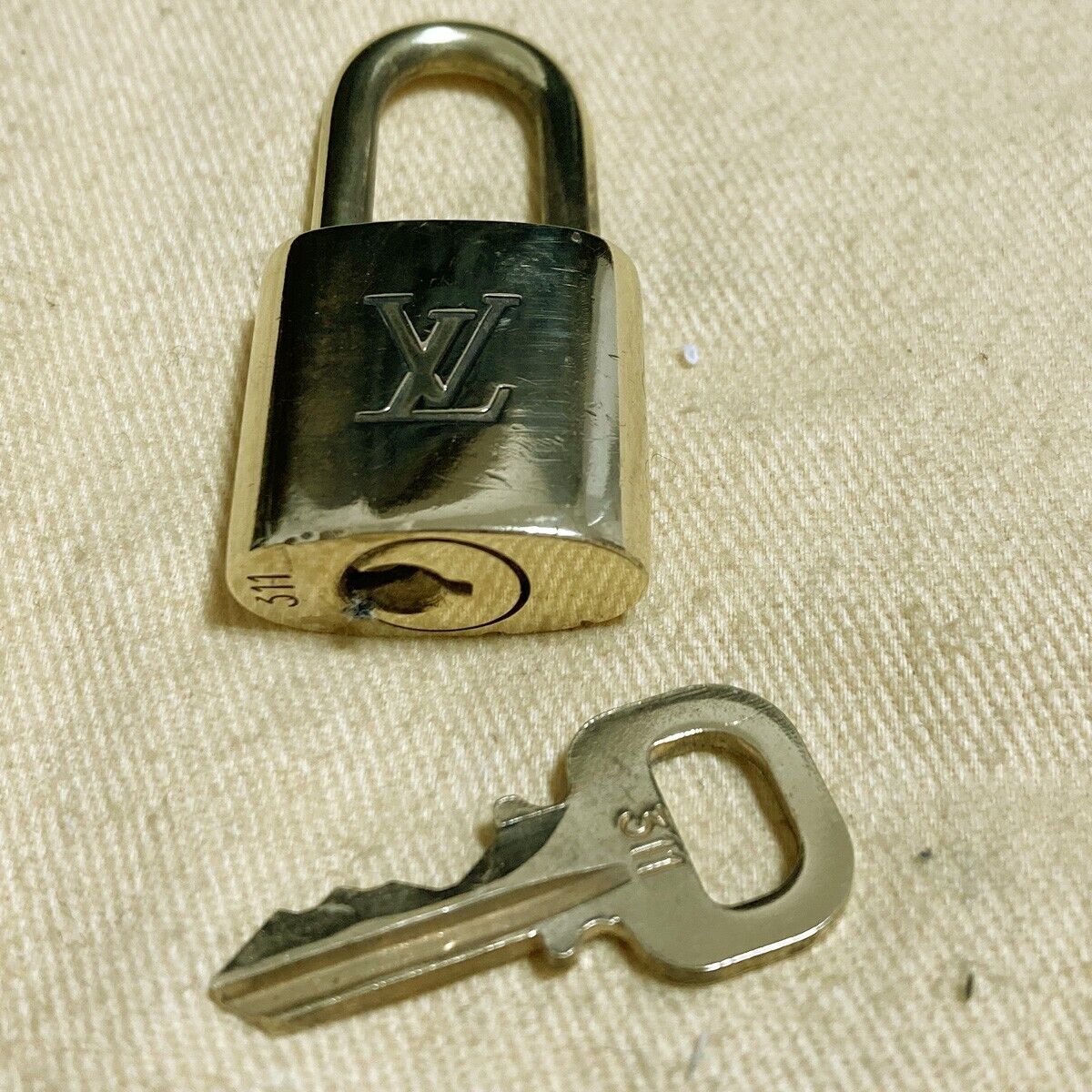 LOUIS VUITTON LV 10 SET PADLOCK KEY CHARM CADENA GOLD-PLATED FRANCE 37PDA165