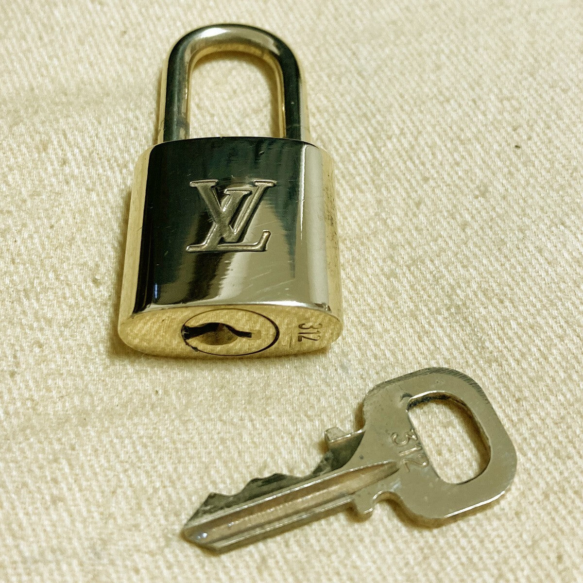 LOUIS VUITTON LV 10 SET PADLOCK KEY CHARM CADENA GOLD-PLATED FRANCE 31PDA229