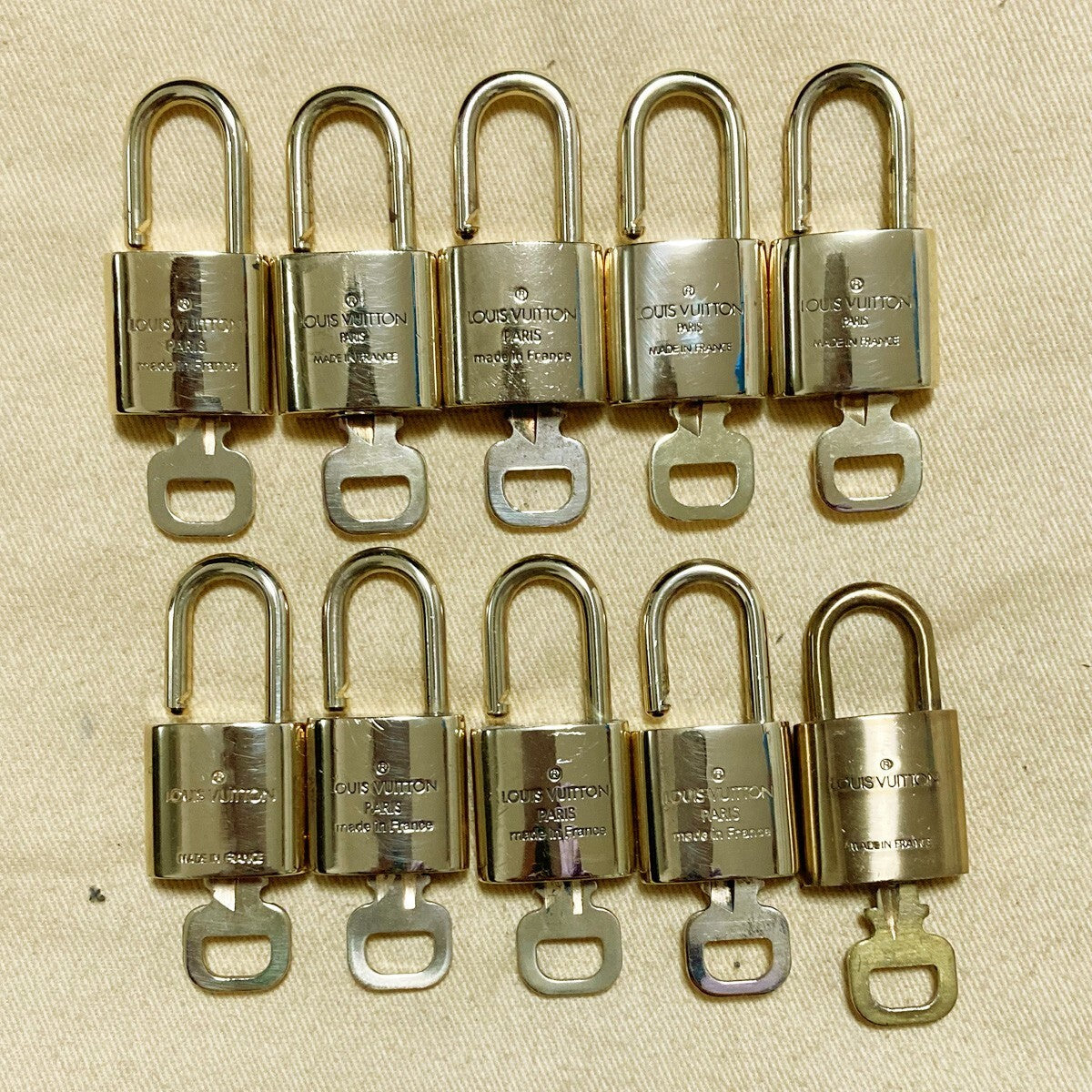 LOUIS VUITTON LV 10 SET PADLOCK KEY CHARM CADENA GOLD-PLATED FRANCE 65PDA177