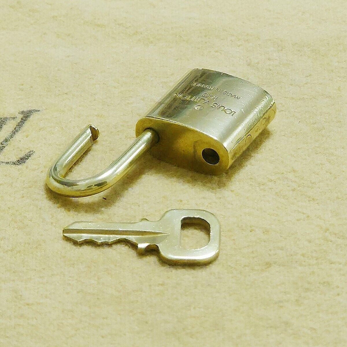 LOUIS VUITTON LV 10 SET PADLOCK KEY BAG CHARM CADENA GOLD PLATED FRANCE 35HA103