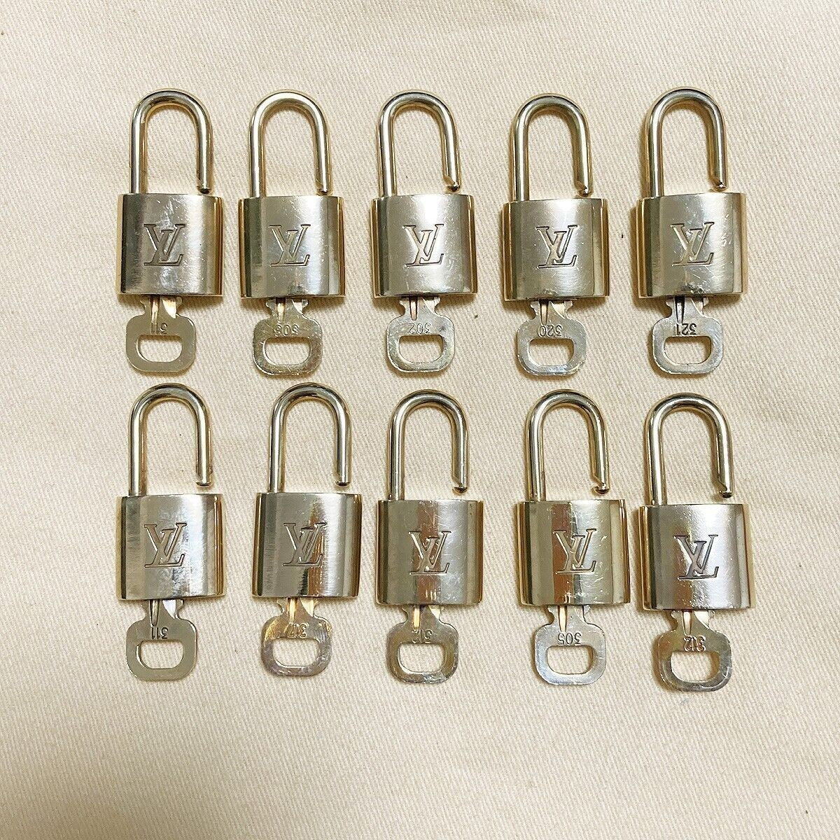 LOUIS VUITTON LV 10 SET PADLOCK KEY BAG CHARM CADENA GOLD PLATED FRANCE 37PDA024
